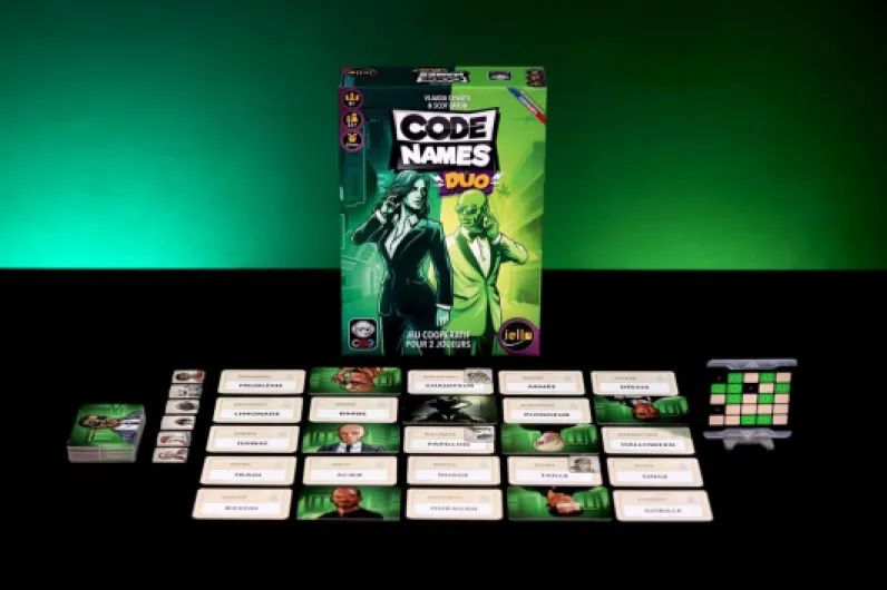 IELLO CODENAMES: Duo – Le Jeu de Mots coopératif où Deux Joueurs s’unissent pour découvrir Les Bons Mots ! ‍ Résolvez Les énigmes Ensemble et évitez Les pièges – Un défi de Communication pour Deux !