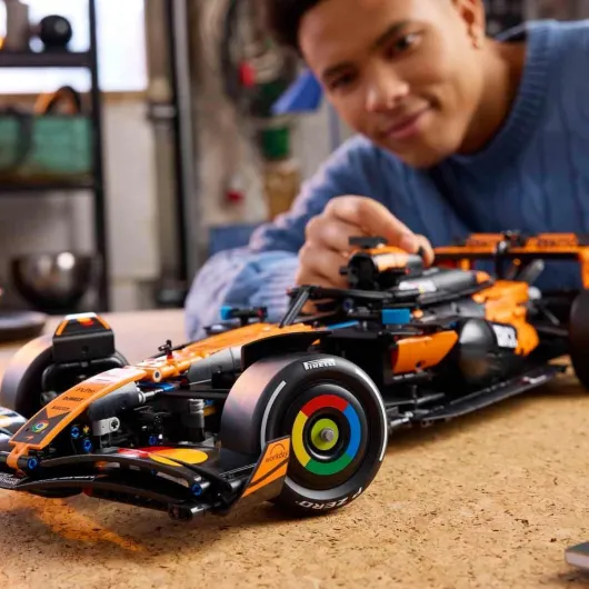 Technic Voiture McLaren MCL39 F1 - Maquette de Voiture pour Adulte - Set de Construction Formule 1 Collector - Moteur V6 & Différentiel - Idée Cadeau pour Fans de Sport Automobile 42228