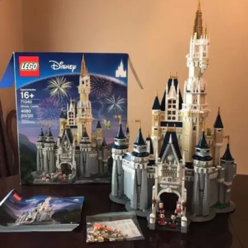 Test LEGO Disney Das Schloss (71040) : le gros château qui prend ta table mais en met plein la vue