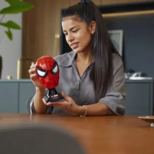 Test LEGO Marvel 76285 Masque Spider-Man Rouge : une bonne pièce de déco pour fans adultes