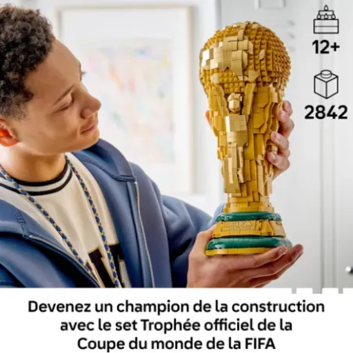 Test LEGO Trophée Officiel Coupe du Monde FIFA 43020 : la grosse pièce de déco pour fans de foot