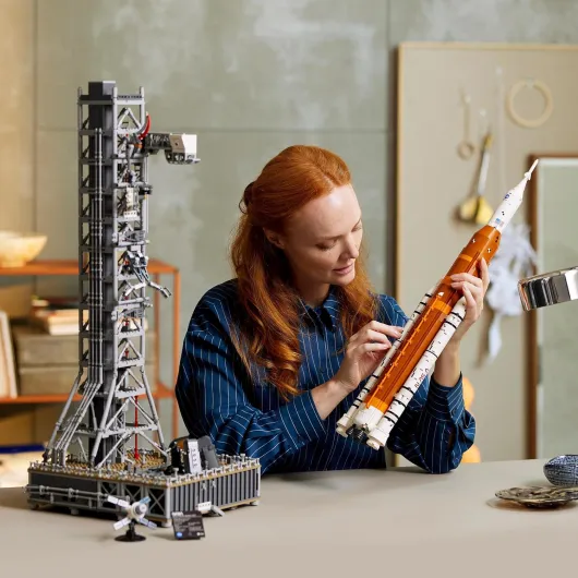 Icons Le Système de Lancement Spatial d’Artemis de la NASA - Edition Collector - Objet Décoratif pour la Maison et Le Bureau - Set de Construction pour Adultes Hommes et Femmes 10341