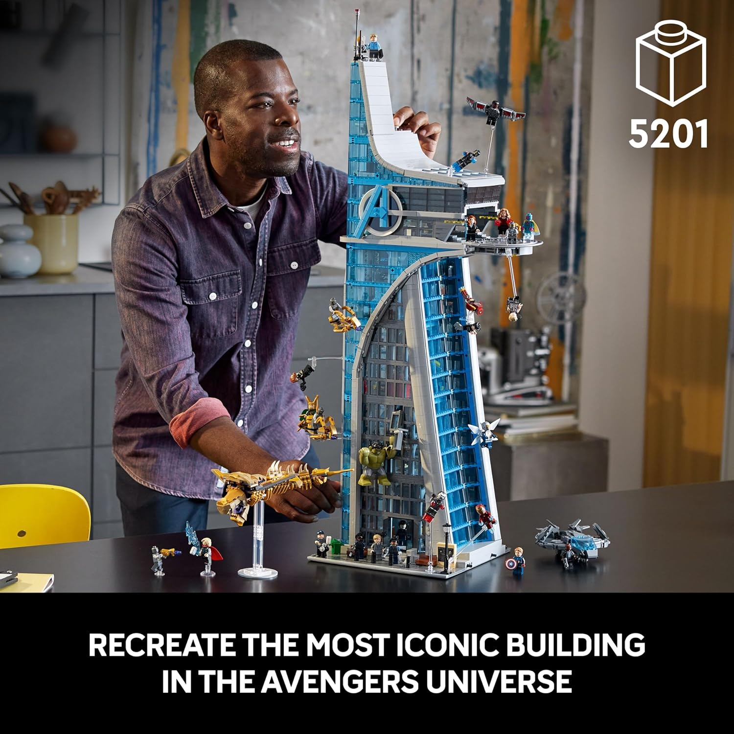 Marvel Avengers Tower Building Kit, Recréation détaillée de l'emblématique HQ avec scènes de Film Classiques, 31 Figurines et Accessoires Authentiques, Cadeau pour Les Fans de Marvel et Les