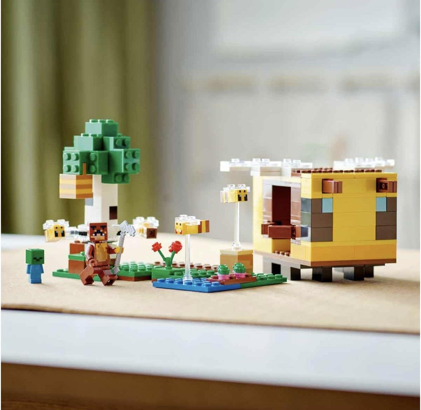 21241 Minecraft La Cabane Abeille, Jouet de Construction, Ferme avec Maison à Construire, Zombie et Figurines d'animaux, Cadeau Anniversaire Enfants Jeux de construction