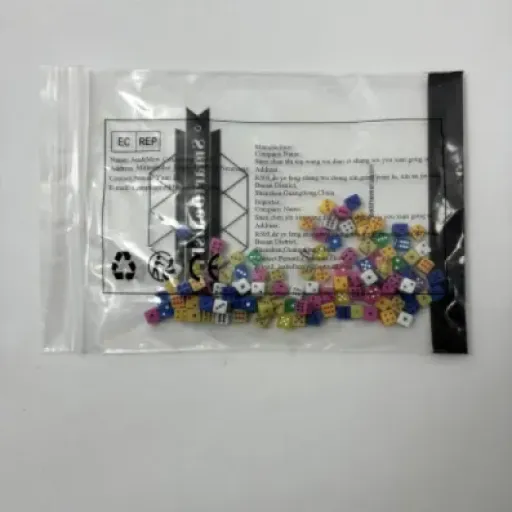 Test SmartDealsPro 100 mini dés 5 mm : minuscules mais pratiques pour jeux et bricolages