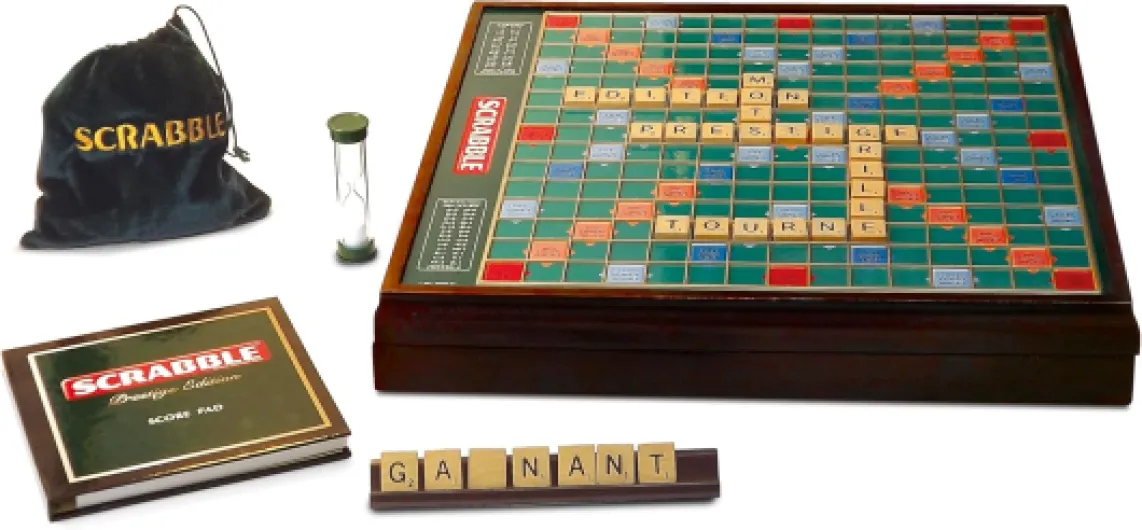 SCRABBLE Edition Prestige - Jeu de Société pour Enfants dès 10 Ans - avec Plateau Rotatif Lettres en Bois - Boîte Finition Acajou - Jouer en Famille - 2 à 4 Joueurs - Version Française Scrabble - Edition Prestige en Bois